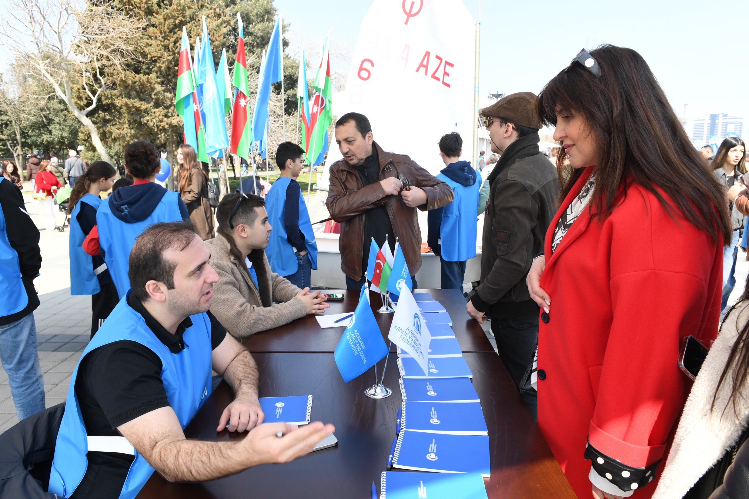 Bakıda Xəzərin suları avarçəkmə və yelkənli qayıqlarla bəzəndi (FOTO)